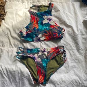 Hawaiian print halter top bikini with removable padding.